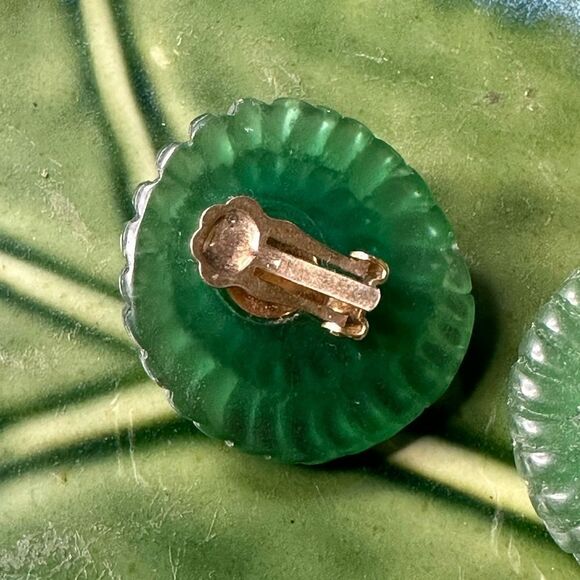 Vintage Mid Century Modern Green Swirl Plastic Clip on Earrings - Picture 2 of 3